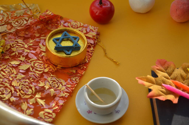 Gâteries d'automne pour le Nouvel An juif Rosh Hashanah des symboles dans la fête - Photo, image