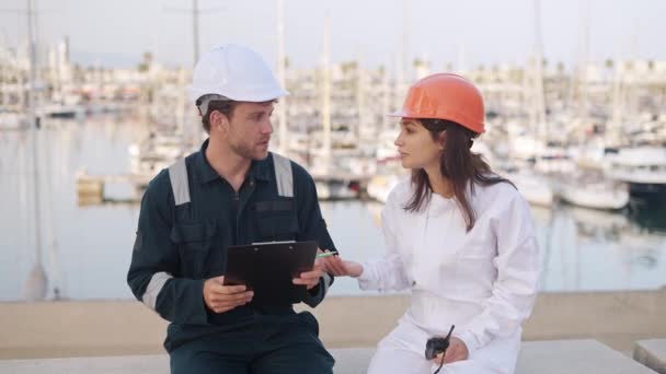 Marynarze przygotowujący dokumenty do rejestracji jachtów - Materiał filmowy, wideo