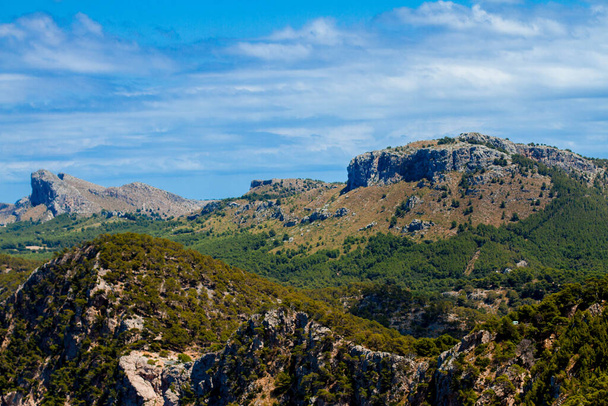 Vista de falésias e colinas verdes em Espanha - Foto, Imagem