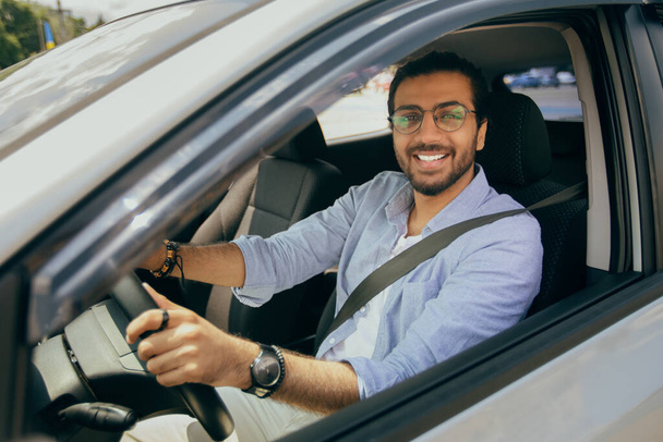Stílusos közel-keleti férfi vezetés szép autó, közelkép - Fotó, kép