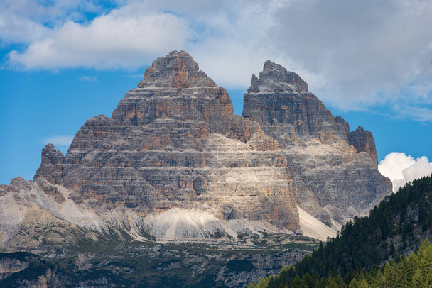 El Drei Zinnen o Tre Cime di Lavaredo (tres picos de Lavaredo), cara sur, las famosas cumbres montañosas de los Dolomitas, Patrimonio de la Humanidad por la UNESCO, Trentino-Alto Adigio y Veneto, Italia, Europa. - Foto, imagen