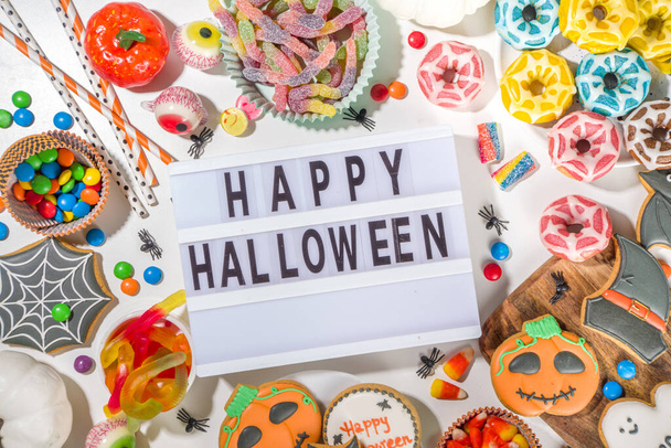 Zestaw różnych klasycznych Halloween traktuje na białym tle. Wybór asortymentu tradycyjne ciasteczka, pierniki, słodycze, słodycze i wystrój dynie. Koncepcja cukierka lub psikusa, przestrzeń do kopiowania z góry - Zdjęcie, obraz