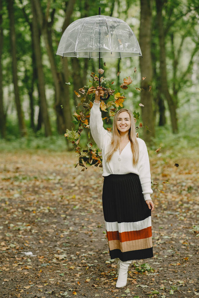 Mujer elegante en un parque de otoño - Foto, imagen