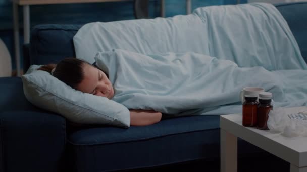 Persona con malattia sdraiata sul divano con coperta - Filmati, video