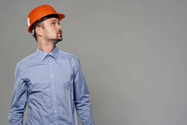 Man oranje helm ingenieur veiligheid geïsoleerde achtergrond - Foto, afbeelding