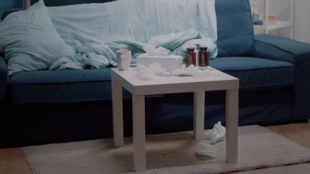 Κενό σαλόνι με υγειονομική περίθαλψη στο τραπέζι - Πλάνα, βίντεο