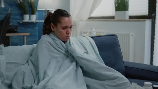 Плохая женщина с гриппом с помощью одеяла и подушки против дрожи - Кадры, видео