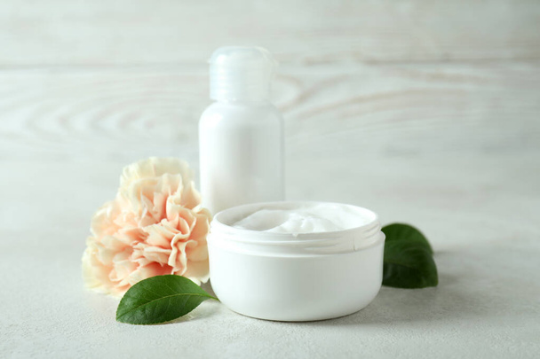 Természetes spa kozmetikumok fehér texturált asztalon - Fotó, kép