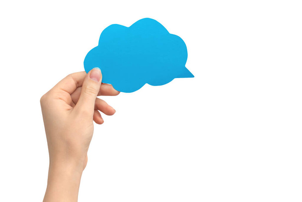 白い背景に隔離された雲の形、青の色で空白のスピーチバブルで手。フィードバック、コミュニケーション、テキストメッセージを与えることの概念。空の段ボールモックアップ - 写真・画像