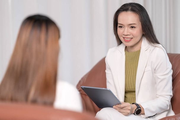 Médico psicólogo profissional asiático consulta em sessão de psicoterapia ou aconselhamento diagnóstico de saúde. Conceito de Psicologia e Terapia Mental - Foto, Imagem