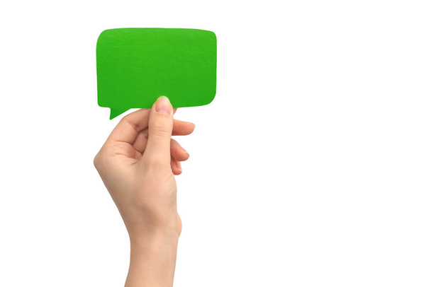 Hand mit leerer Sprechblase, grüne Farbe, isoliert auf weißem Hintergrund. Konzept des Feedbacks, der Kommunikation und der SMS. Leere Pappattrappe - Foto, Bild