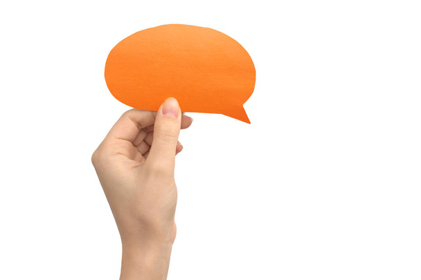 Mão com bolha de fala em branco em forma redonda, cor laranja, isolado em um fundo branco. Conceito de dar feedback, comunicação e mensagem de texto. Mochila de papelão vazia - Foto, Imagem