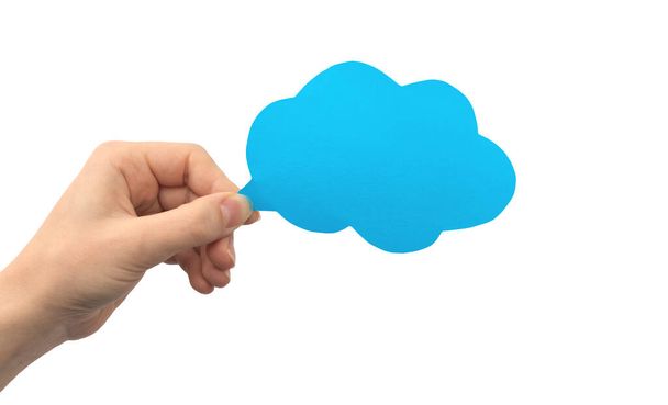 Blauwe wolk spraakbel in de hand geïsoleerd op een witte achtergrond. Feedback geven, communicatieconcept. Lege kartonnen tekst doos mockup foto - Foto, afbeelding