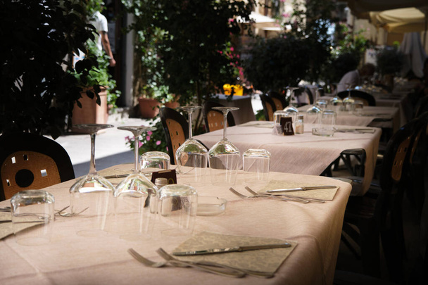 stoły ustawione na zewnątrz w restauracji - Zdjęcie, obraz