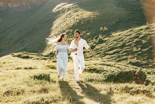 Couple walk in the mountains - Valokuva, kuva