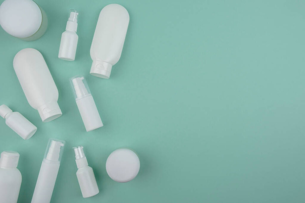 Tubes blancs en plastique pour bouteilles de crème ou de lotion de différentes tailles. Cadre avec place pour le texte - Photo, image