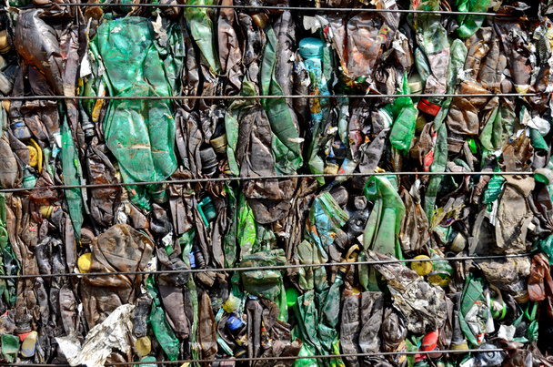 Khrabrovo, Rusia - 25 de agosto de 2021: Botellas de plástico, basura - Foto, Imagen