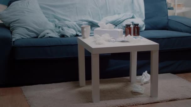 Nadie en la sala de estar con medicamentos y una taza de té en la mesa - Metraje, vídeo