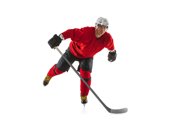 Immagine a figura intera di allenamento professionale del giocatore di hockey maschile isolato su sfondo bianco - Foto, immagini