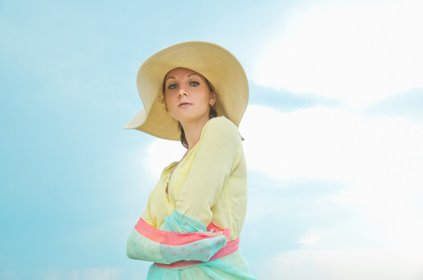 giovane donna con un cappello - Foto, immagini