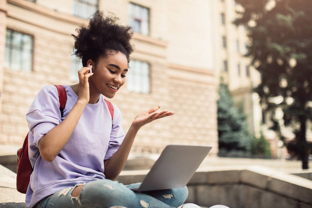 Африканська дівчина розмовляє ноутбуком онлайн урок на відкритому повітрі
 - Фото, зображення