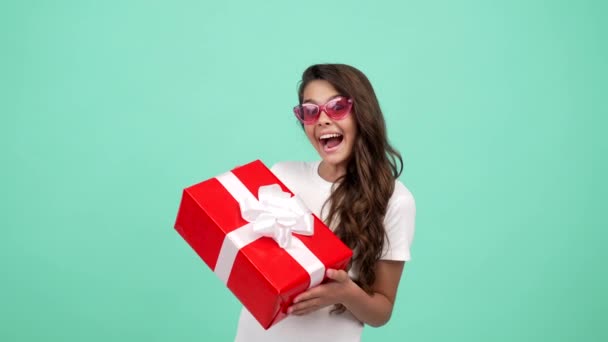 happy surprised child in sunglasses hold present box, shopping sale - Footage, Video
