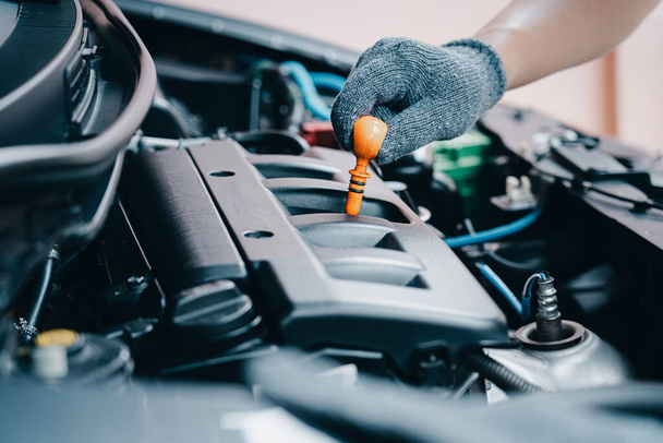 Hand of car mechanic check engine oil for maintenance - Fotoğraf, Görsel