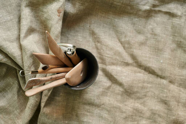 herramientas de madera para trabajar con arcilla y cerámica - Foto, Imagen