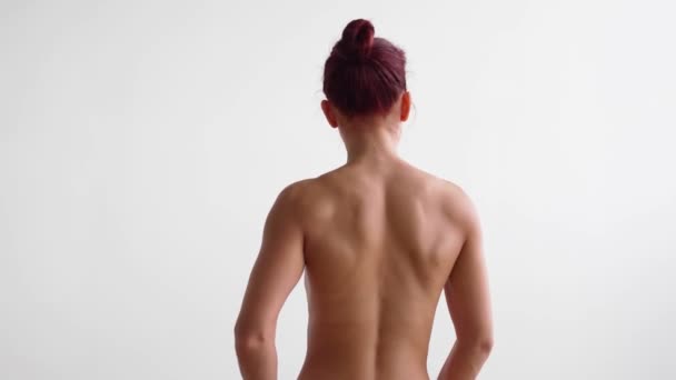 Alaston nainen takaisin täydellinen kuva Iho liikkuu Gracefully valkoisella taustalla - Materiaali, video