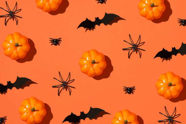Šťastný Halloween koncept. Nad hlavou close up pohled fotografie vzor oranžové legrační dýně pavouci a netopýr izolované jasné barvy oranžové pozadí - Fotografie, Obrázek