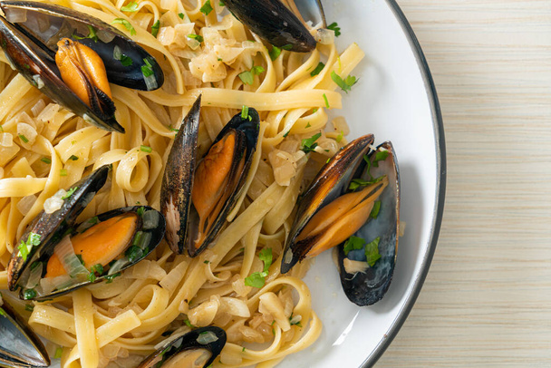 linguine spaghetti pasta vongole white wine sauce - Italian seafood pasta with clams and mussels - Фото, зображення