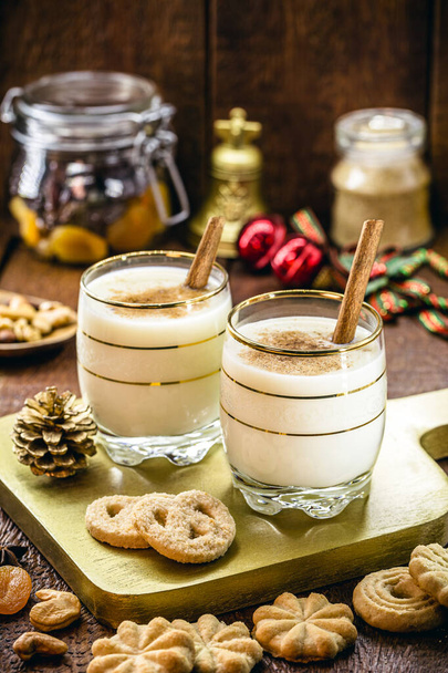 ζεστό eggnog τυπικό των Χριστουγέννων, γίνεται στο σπίτι σε όλο τον κόσμο, με βάση τα αυγά και το αλκοόλ. που ονομάζονται eggnog, γάλα, γάλα και Pisco, momo cola, coquito ή Creme de Vie ή Eierlikr - Φωτογραφία, εικόνα