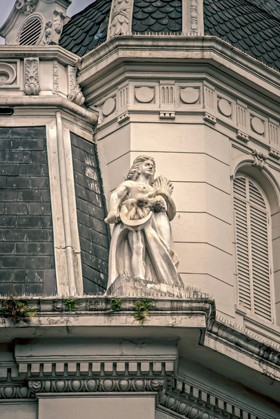 A classic statue on top of building in downtown Buenos Aires - Foto, Bild