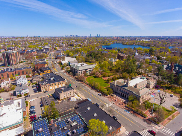 Вид с воздуха на исторический центр Арлингтона на Массачусетс-авеню на Мистик-стрит и Бродвей на фоне Бостона, Арлингтон, штат Массачусетс, США.  - Фото, изображение
