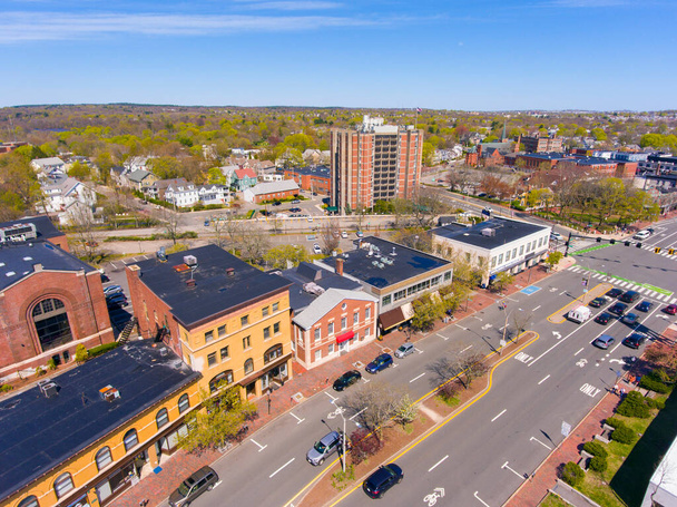 Massachusetts Avenue luchtfoto bij Mystic Street in het historische centrum van Arlington, Massachusetts MA, Verenigde Staten.  - Foto, afbeelding
