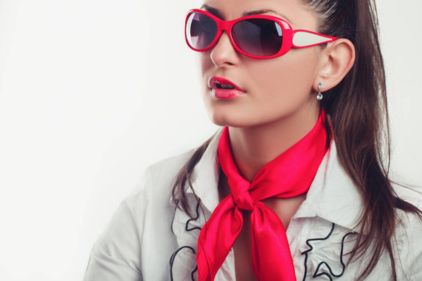 Chica personal de oficina con una bufanda roja y gafas aisladas foto de stock - Foto, Imagen