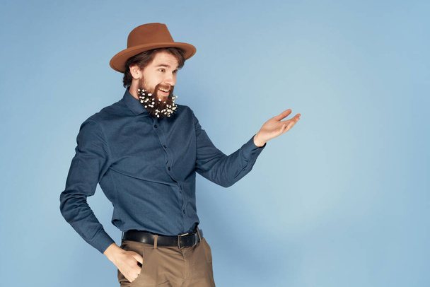 привлекательный мужчина в шляпе бороду с цветами украшения моды уход за волосами - Фото, изображение