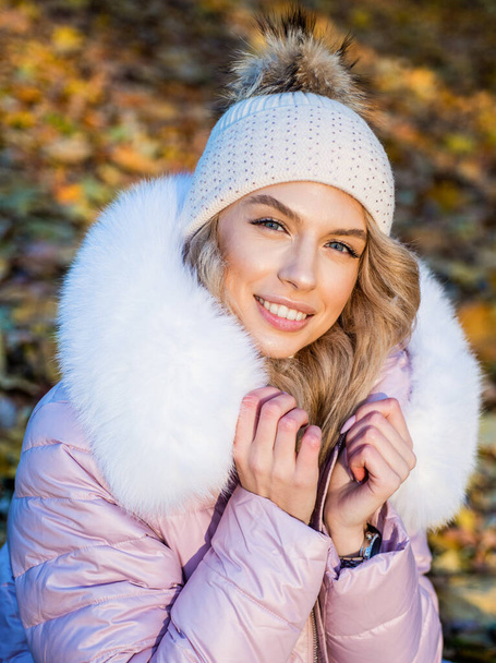Belle jeune femme avec look automne sourire en bonnet tricoté et manteau extérieur chaud en automne, beauté - Photo, image