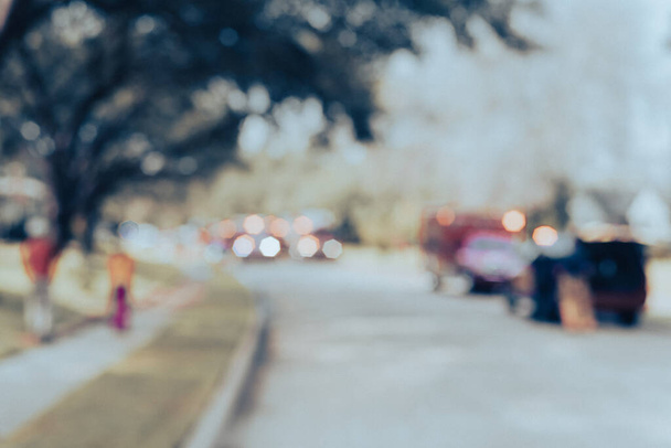 Θολή φωτογραφία θολή εικόνα πυροσβεστικά οχήματα με αναβοσβήνει φως σε κατοικημένους δρόμους στα προάστια Ντάλας, Τέξας, Αμερική. Γείτονας μάρτυρας στο ατύχημα από το πεζοδρόμιο. - Φωτογραφία, εικόνα