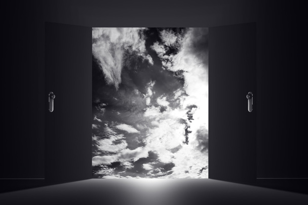 Titokzatos ajtó ég felhők - Fotó, kép