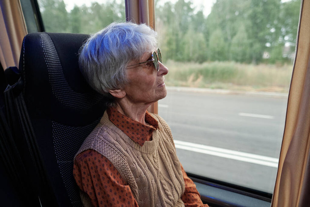 anziana donna equitazione autobus - Foto, immagini