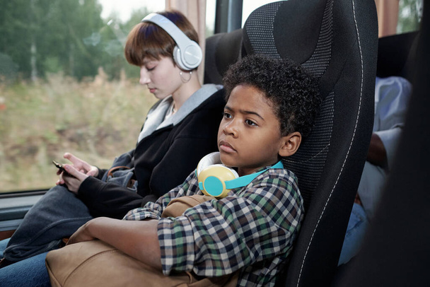 grave negro chico en autobús - Foto, Imagen