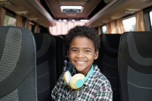 Uśmiechnięty chłopiec w Bus Aisle - Zdjęcie, obraz