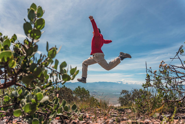 hombre saltando sobre rocas en la montaña - Foto, imagen