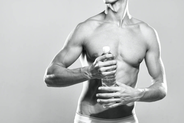 atlético homem água garrafa muscular corpo estúdio posando - Foto, Imagem