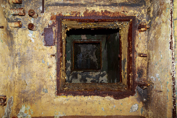 El interior de un búnker militar secreto subterráneo anti nuclear abandonado. Lugar espeluznante, fondo post apocalíptico. - Foto, Imagen