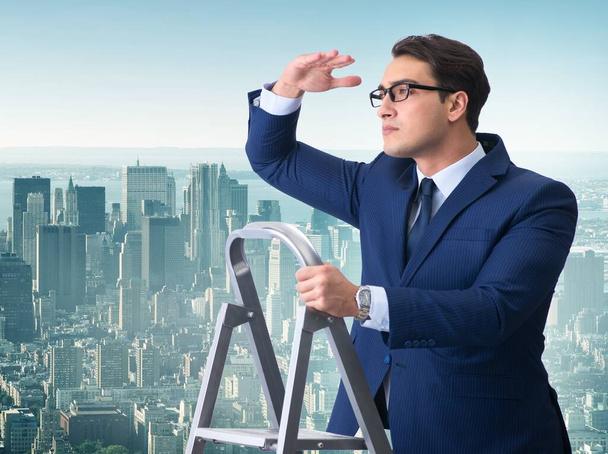 Geschäftsmann klettert im Geschäftskonzept auf Leiter - Foto, Bild