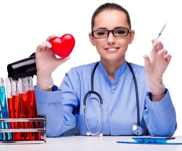 Giovane medico con cuore rosso isolato su bianco - Foto, immagini