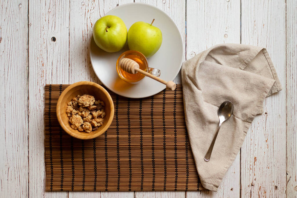 Φάτε την ημέρα με ένα υγιεινό πρωινό με μούσλι μελιού και μήλα. Υψηλής ποιότητας φωτογραφία - Φωτογραφία, εικόνα