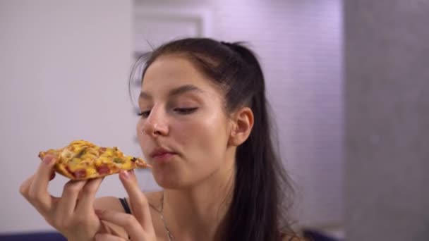 Vrouw eten pizza, genieten van lekker eten, fast food verslaving, ongezond dieet - Video